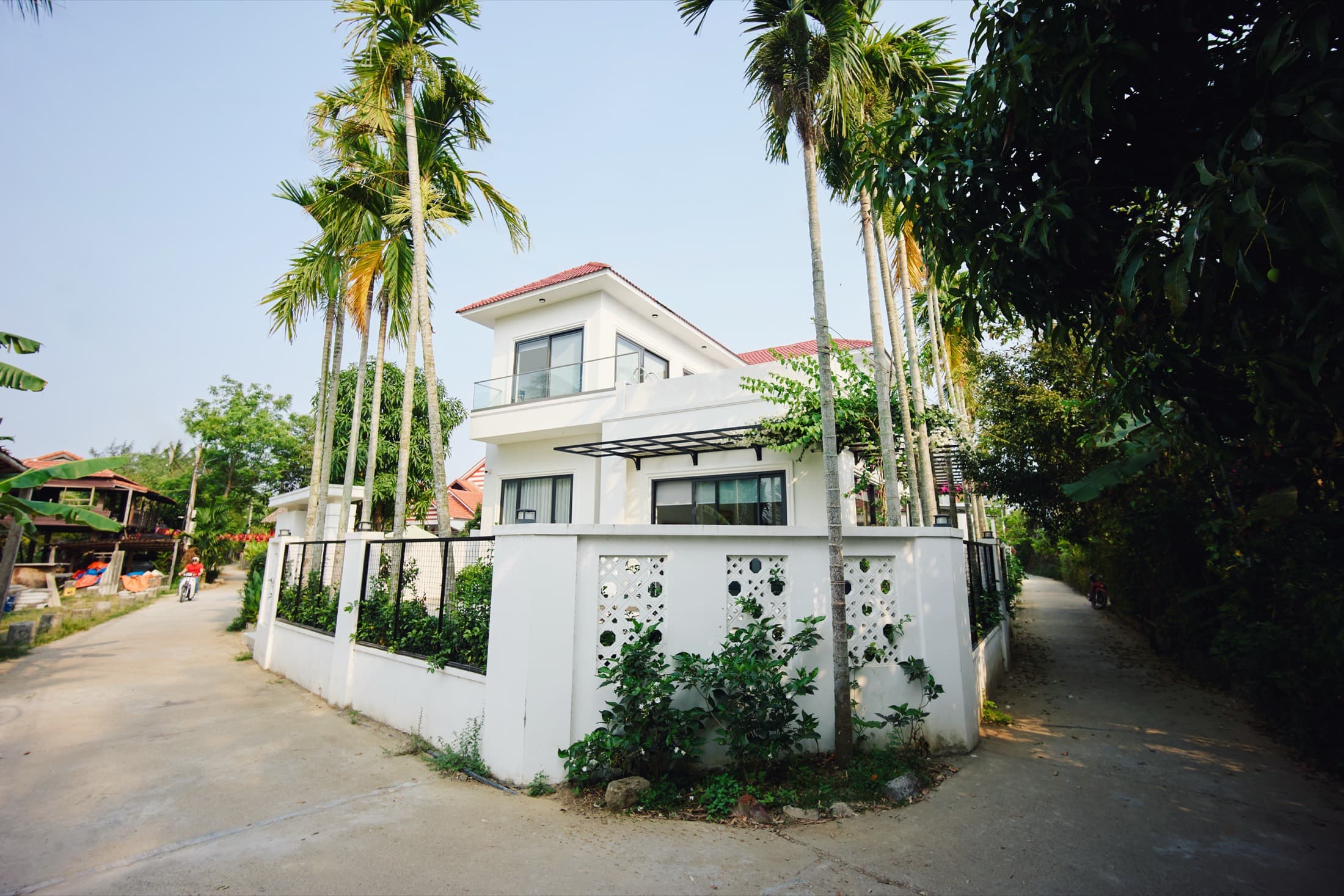 Outside view — photo 2